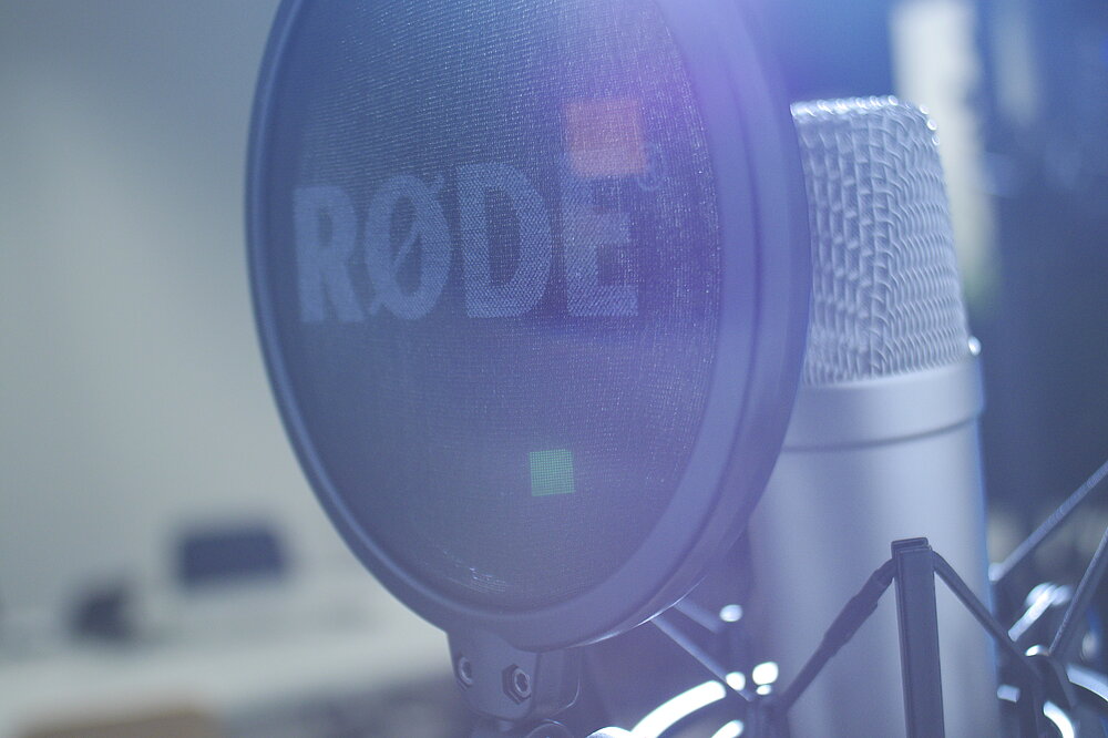 Mikrofon im Videostudio (Foto: RZ)