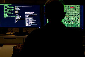 Hacker bei der Arbeit (Foto: Bernd Kasper, pixelio.de)